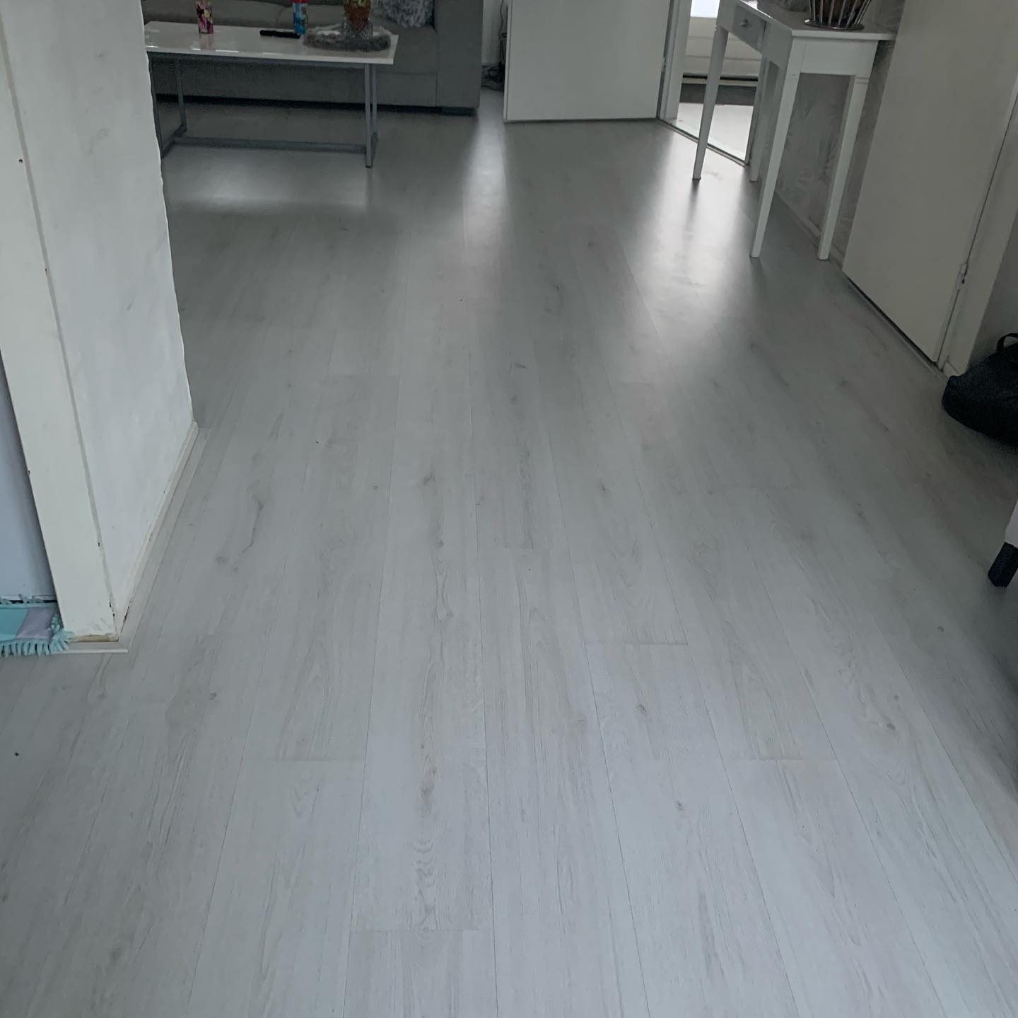 Lichte laminaatvloer in woonruimte