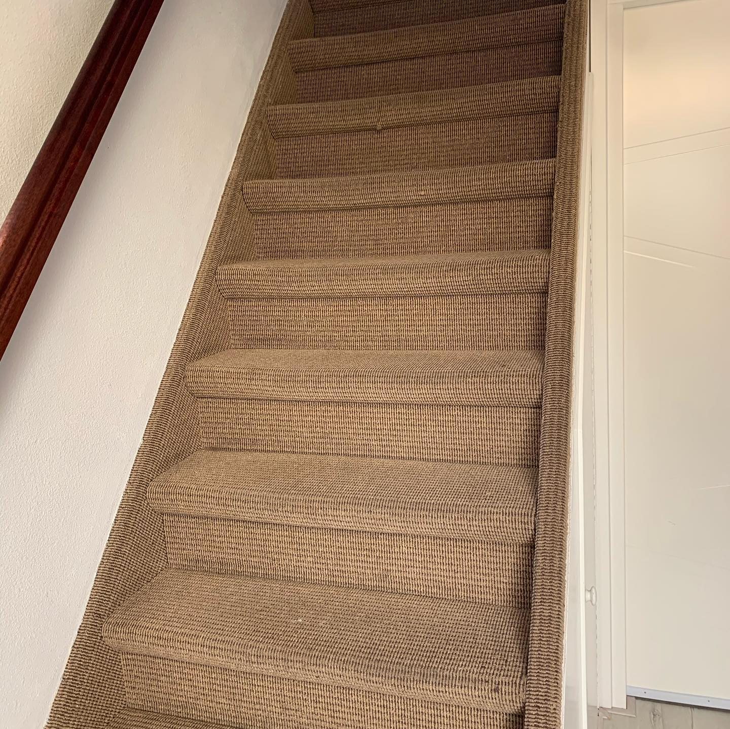 Trapbekleding met beige getextureerd tapijt