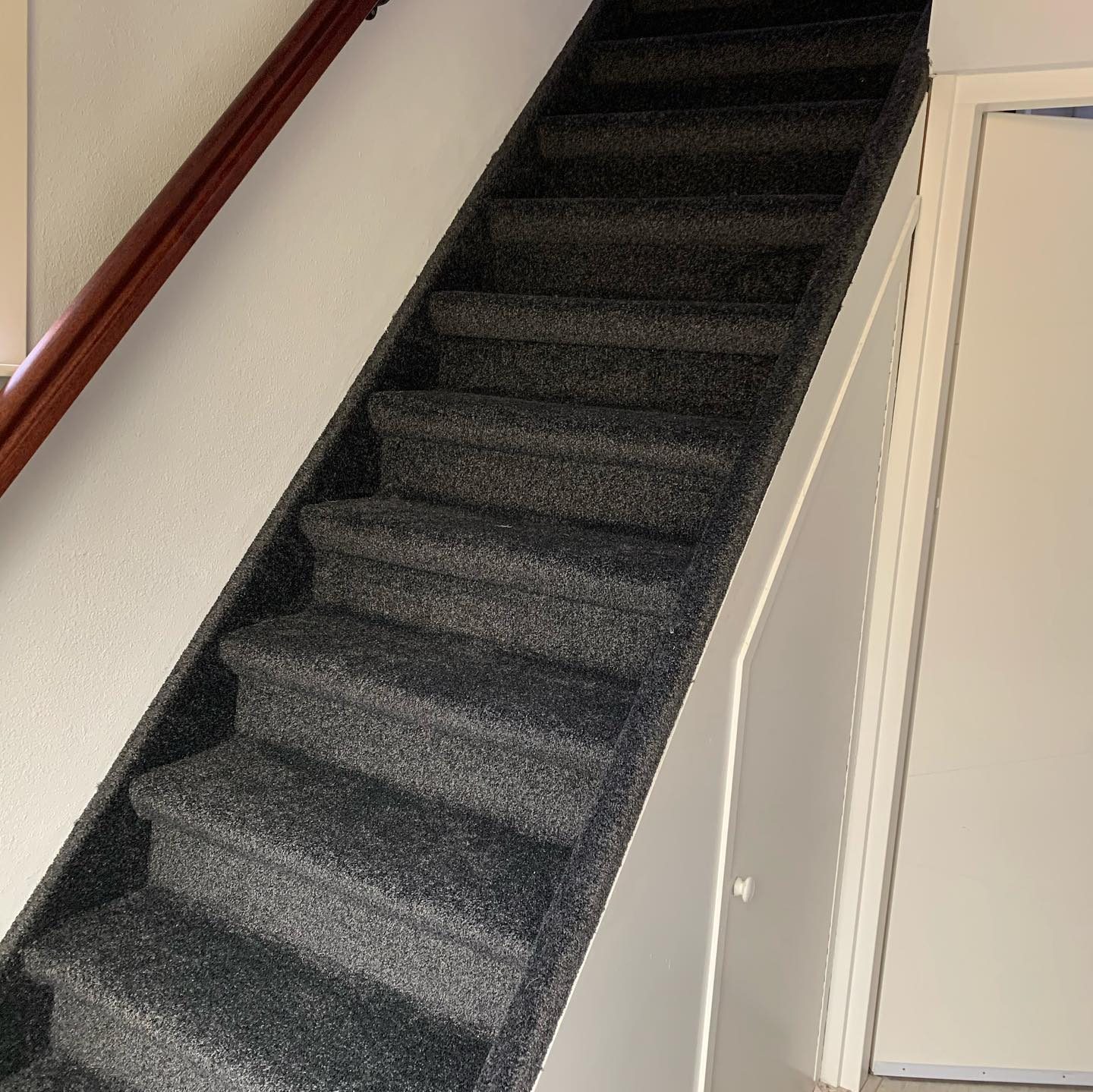 Trapbekleding met antraciet tapijt