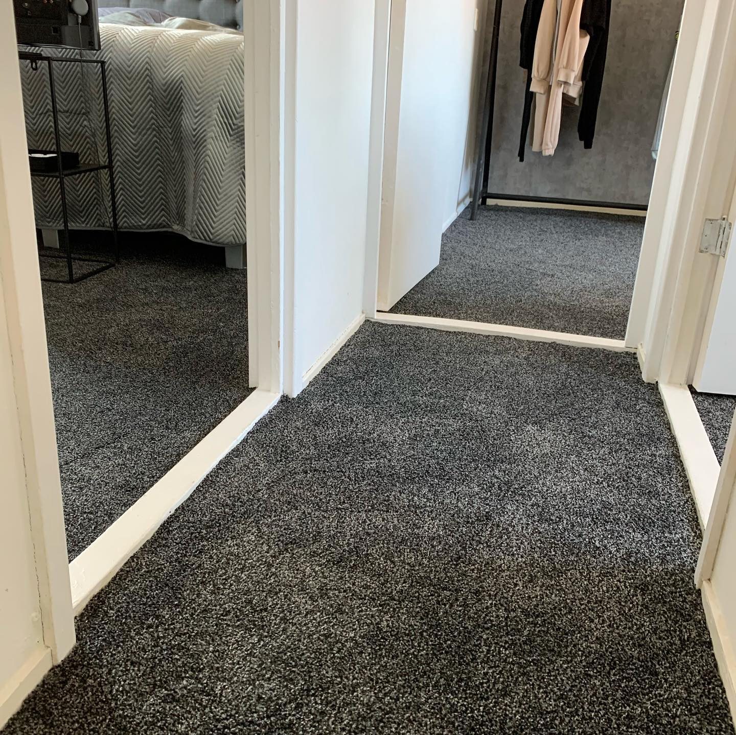 Antraciet tapijt in hal en slaapkamer – Romboutstoffering